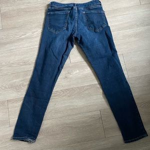 Old Navy Rockstar jeans. Size 10, fit is on the smaller side. Great condition!